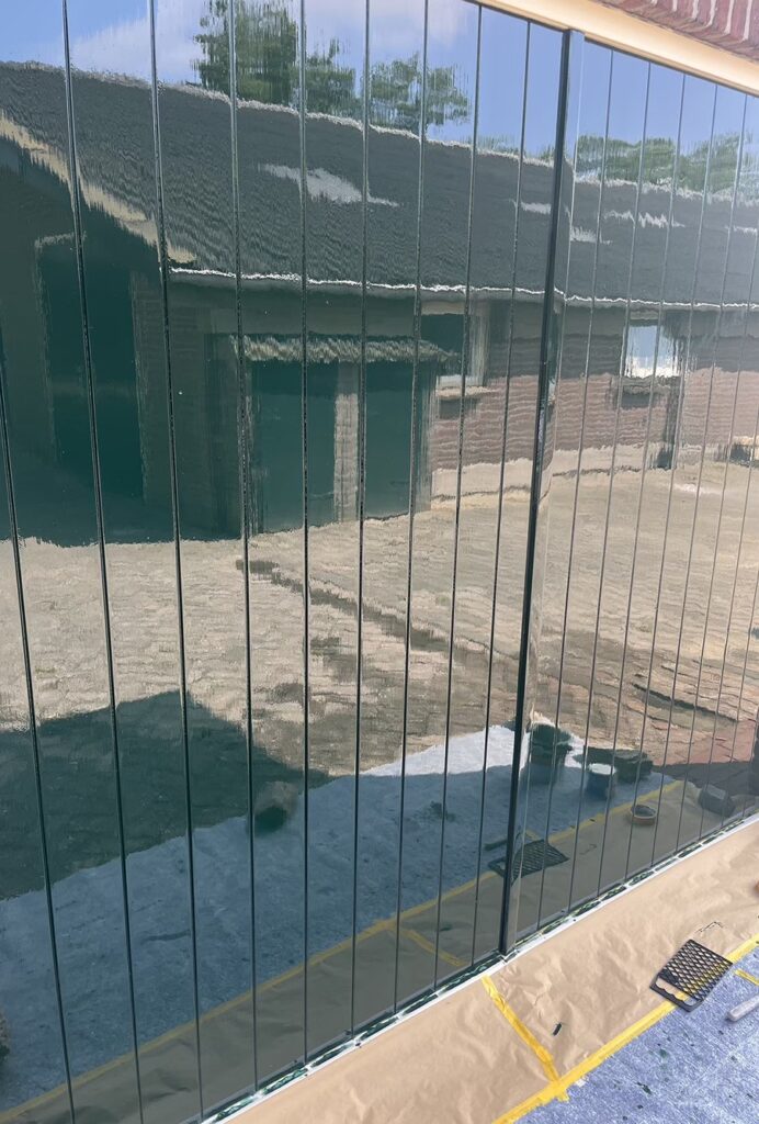 Garagedeur donker buiten